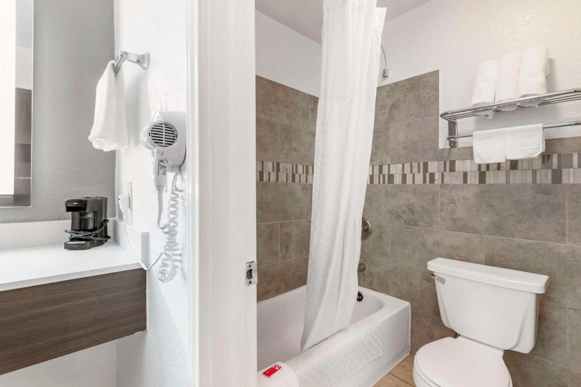 Econo & Near Lackland Afb Hotel