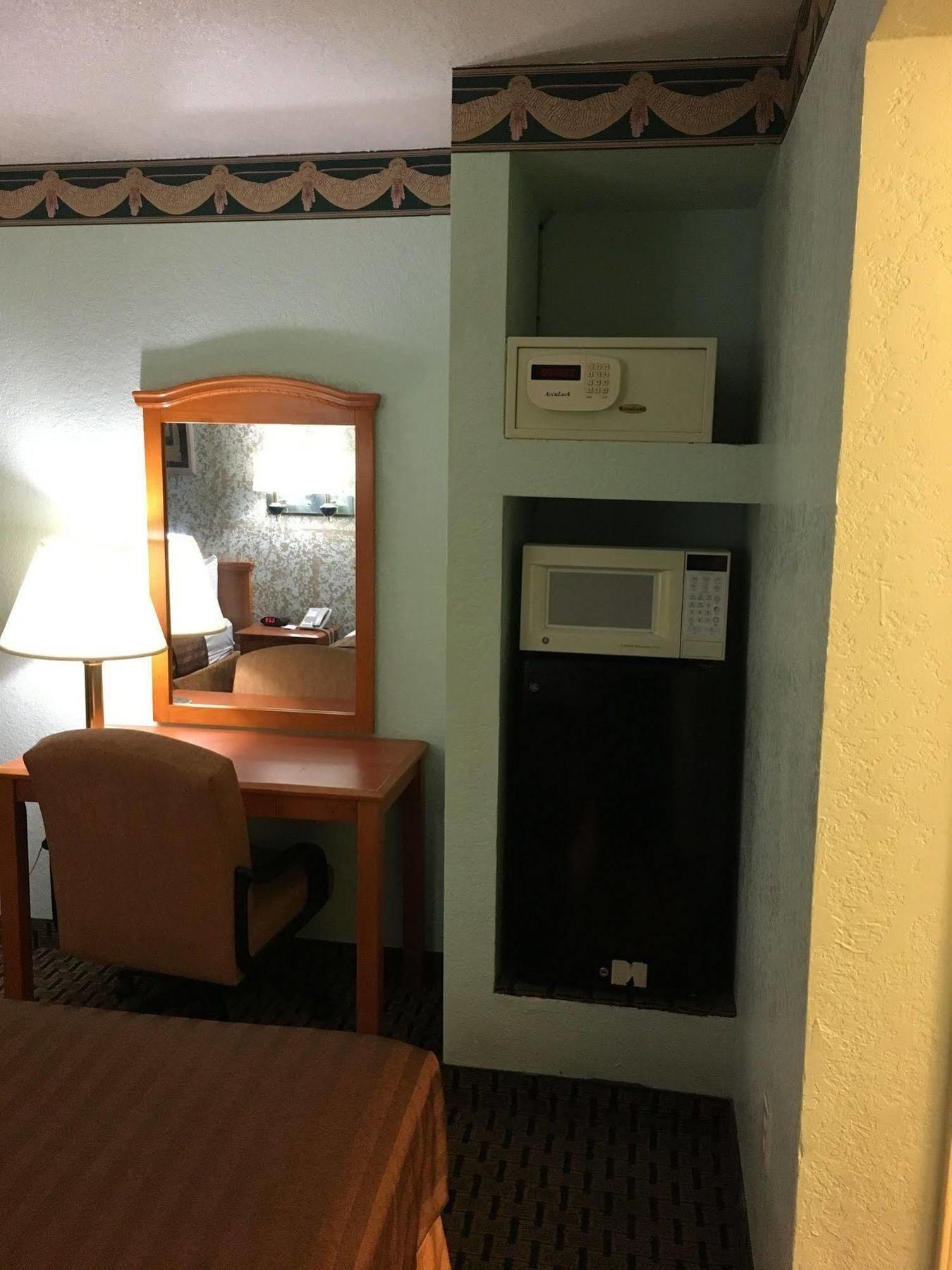 Econo & Near Lackland Afb 2*